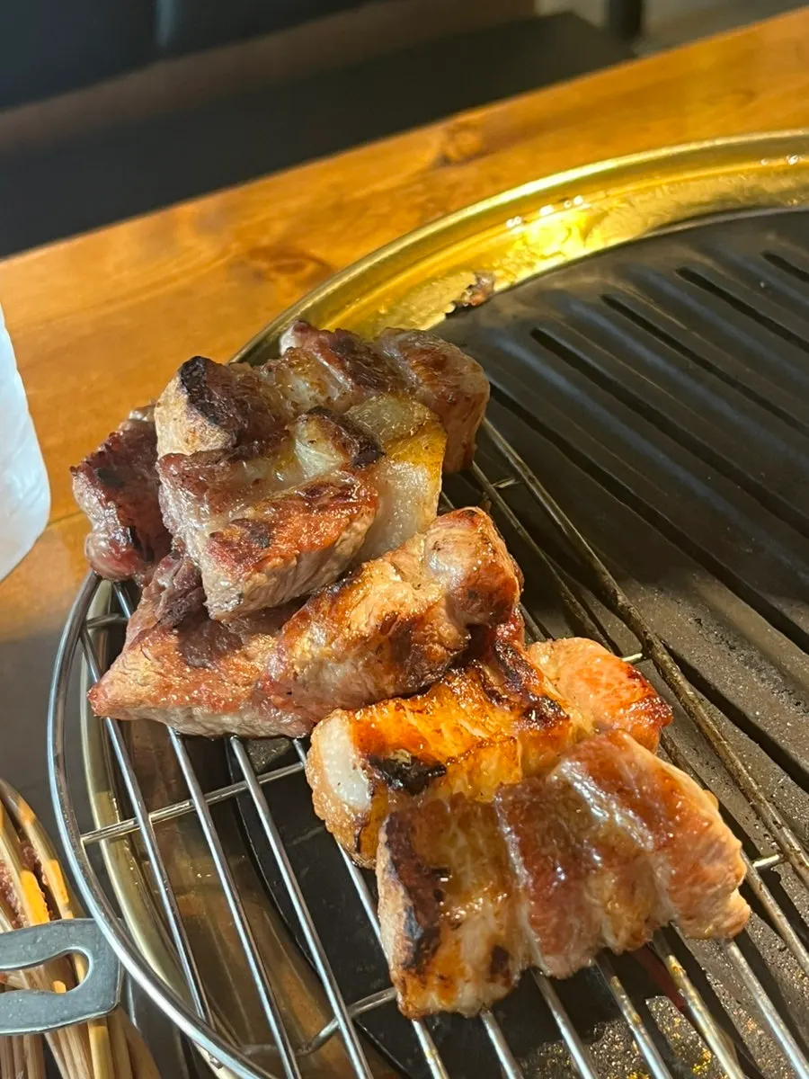 명란젓과 와사비를 곁들인 고기