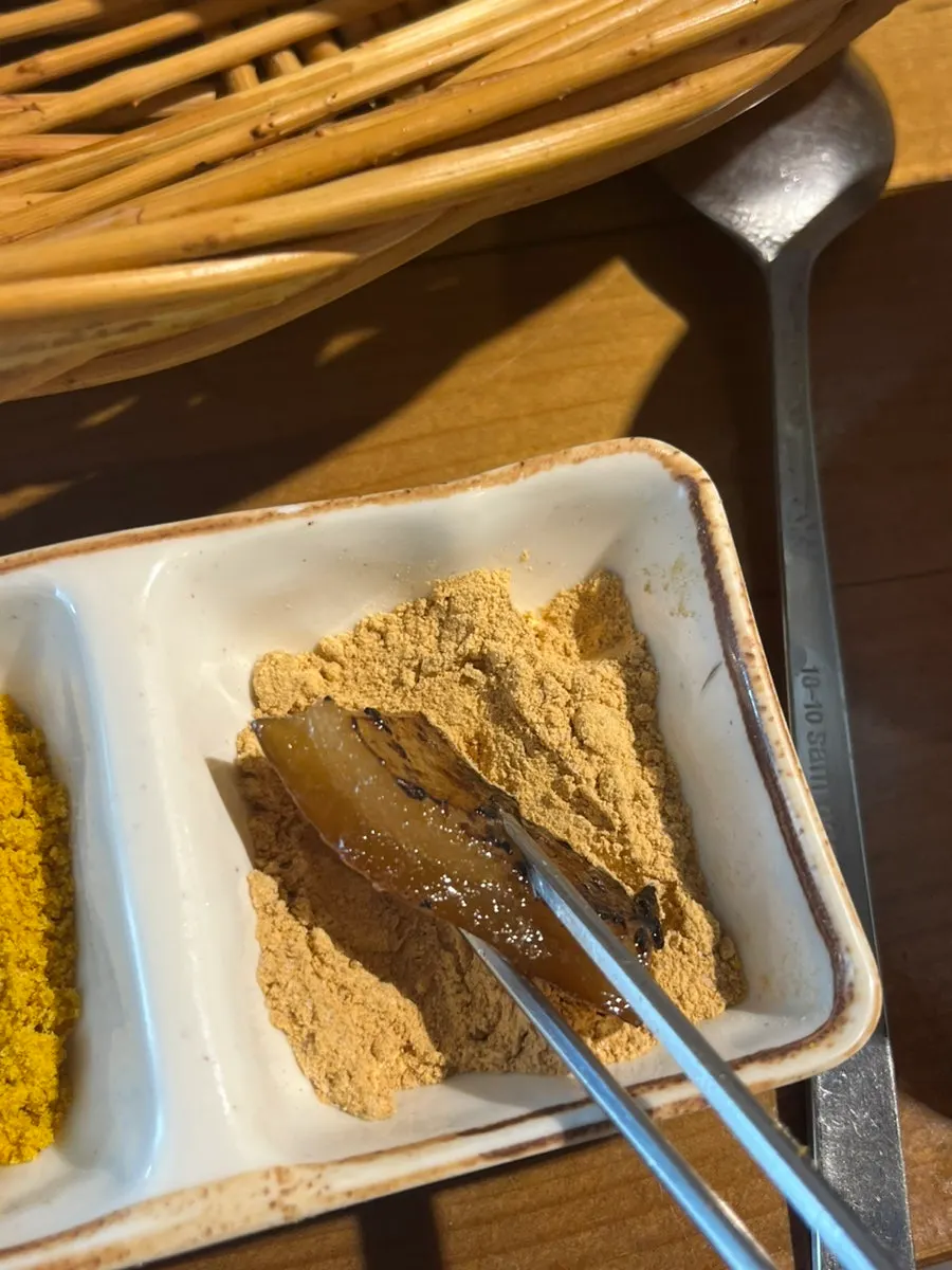 콩가루와 카레가루를 곁들인 돼지껍데기