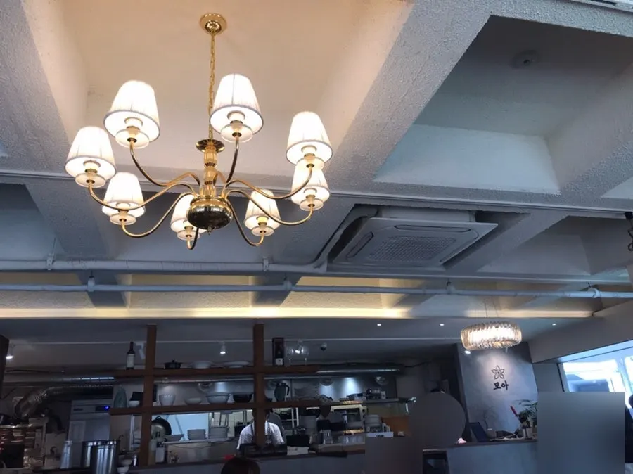 화이트 우드톤 오픈 주방 인테리어