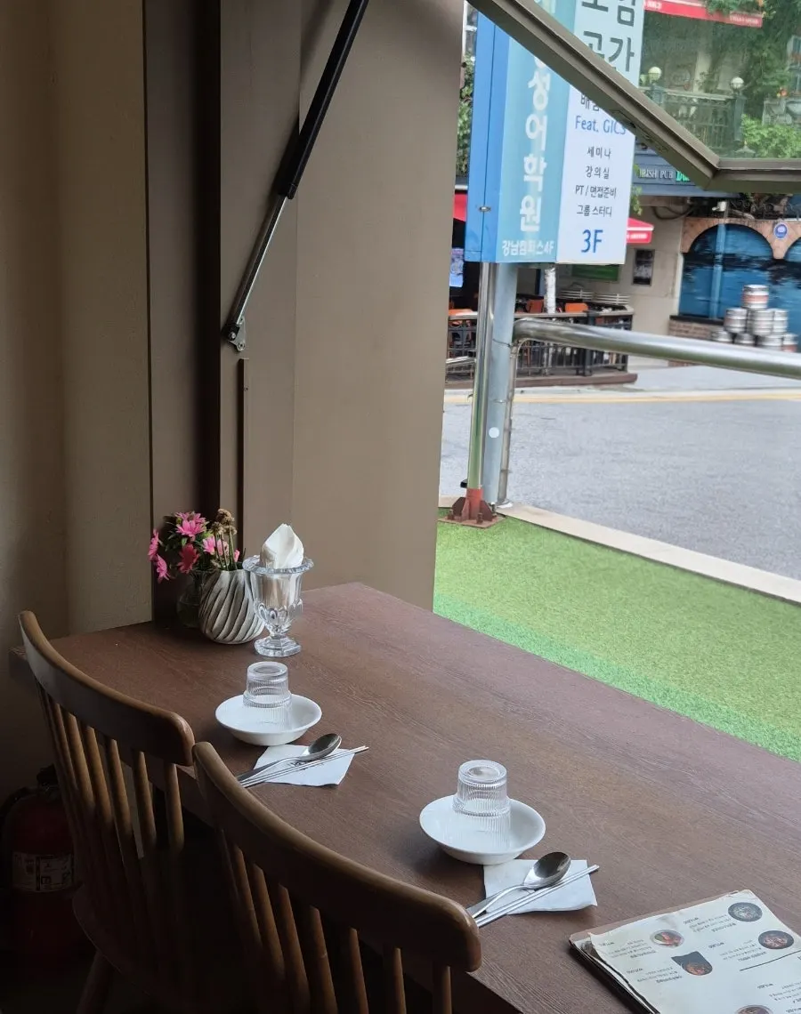 모아 강남 식사 공간