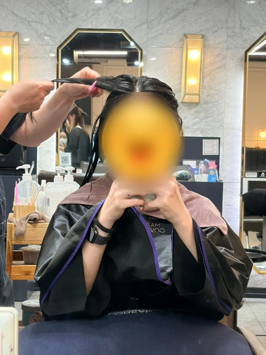 단계별로 진행되는 헤어 클리닉 시술 장면
