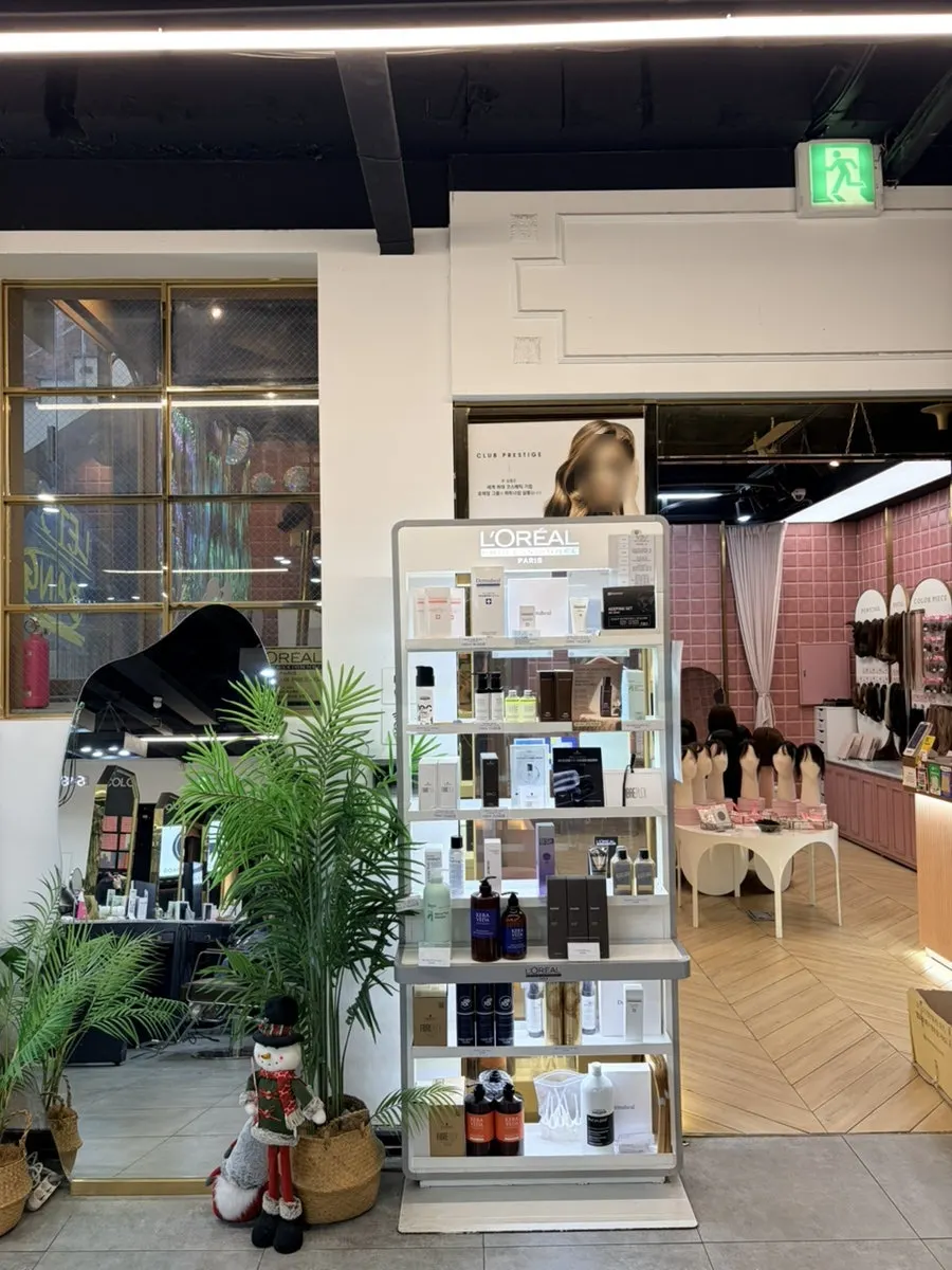 강남점 매장 내부 세로 컷