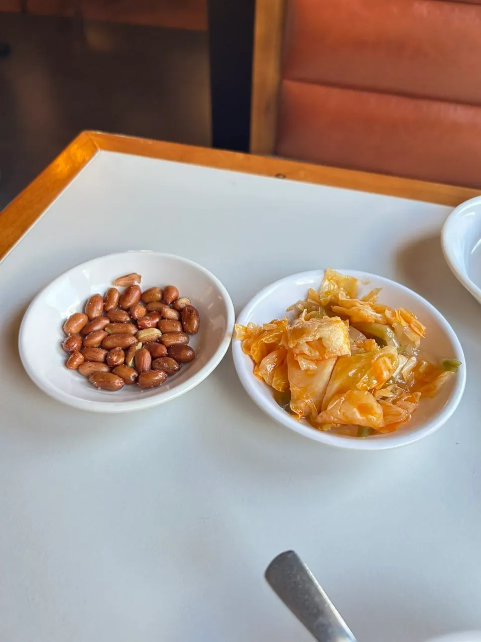 기본 찬으로 나온 짜사이와 땅콩