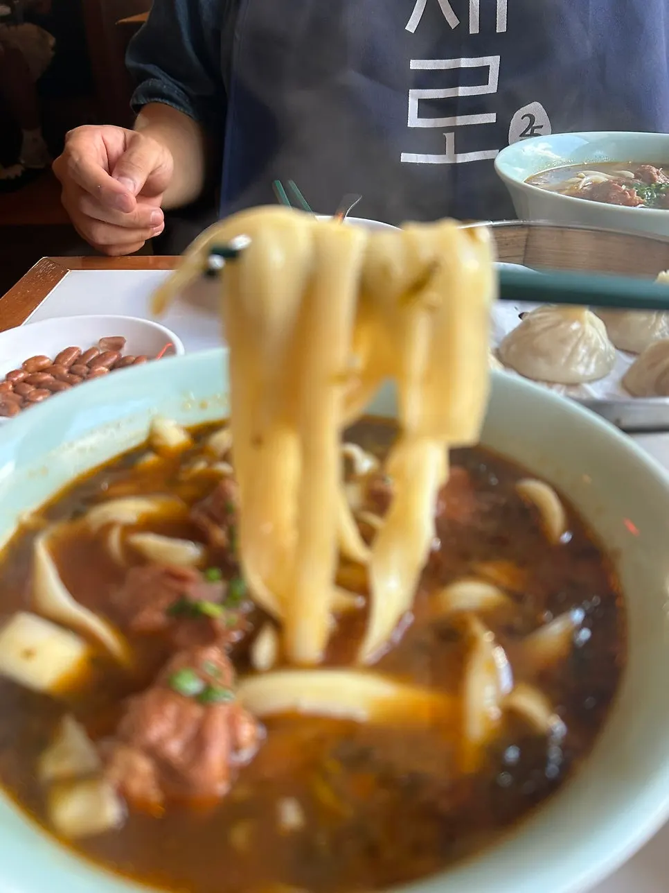 쫄깃한 식감의 우육도삭면
