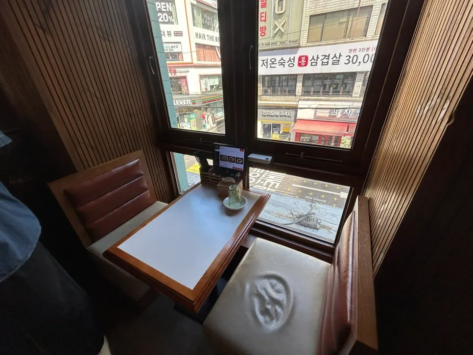 통창이 있는 창가 2인 좌석