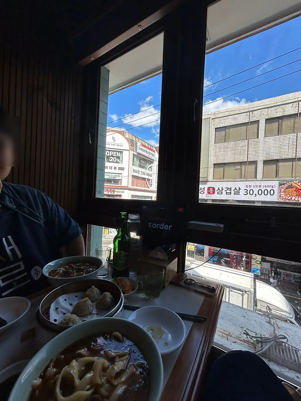 분리된 창가 식사 좌석