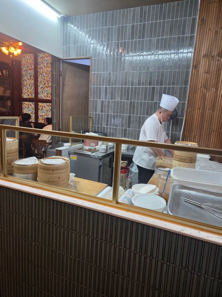입구 쪽 딤섬 찜기 오픈 주방
