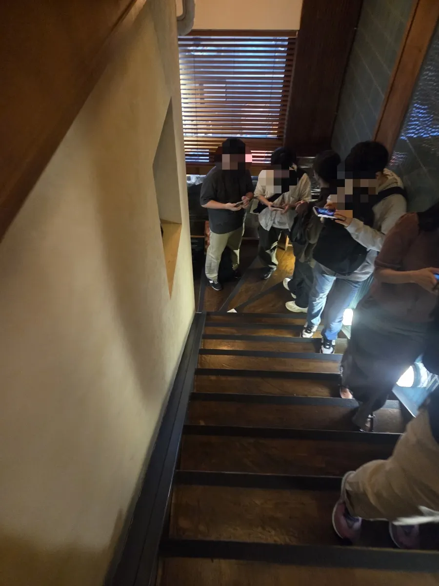 손님으로 찬 1층 홀 좌석