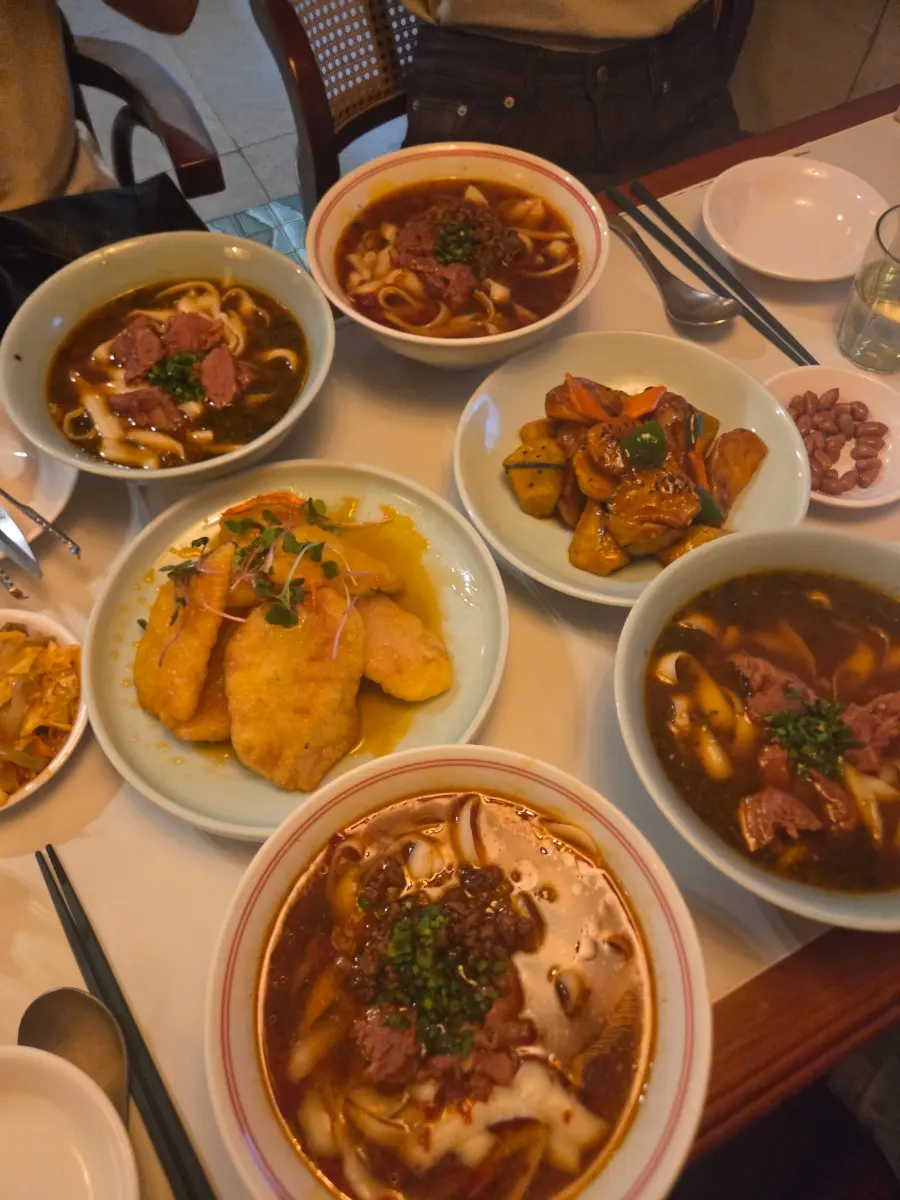 도삭면과 요리가 차려진 테이블 전체