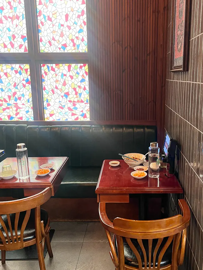 Small-table solo dining seat