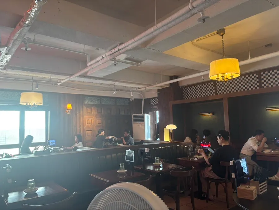 2층으로 올라가는 계단