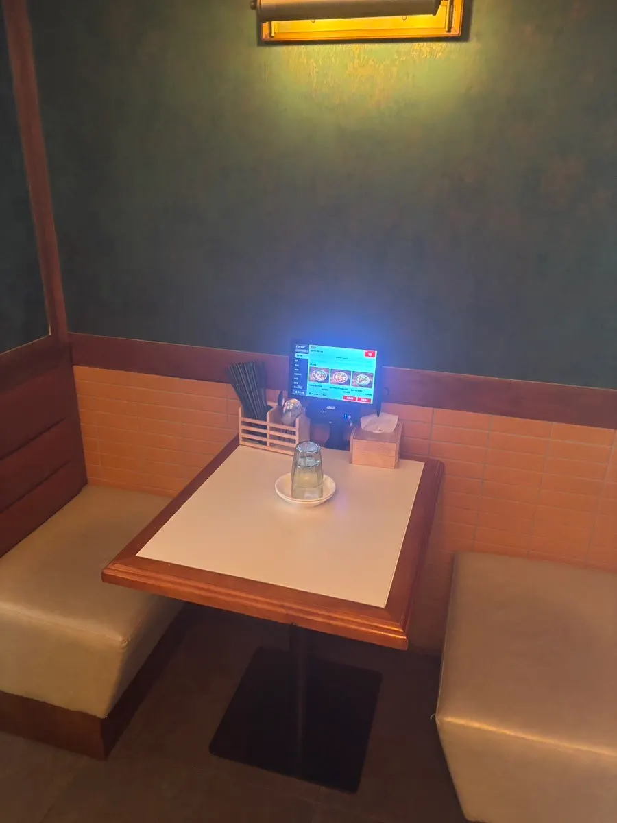 옥색 벽지와 붉은 조명의 2층 홀