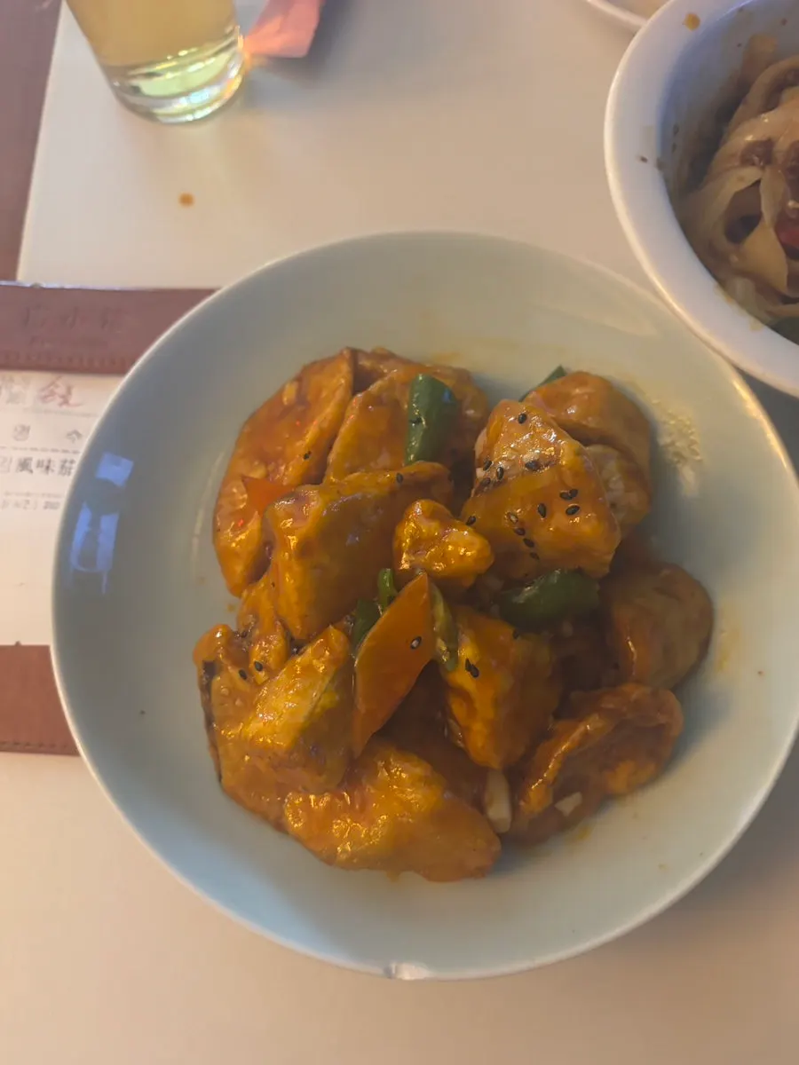 파기름 향이 밴 유발도삭면 한 그릇