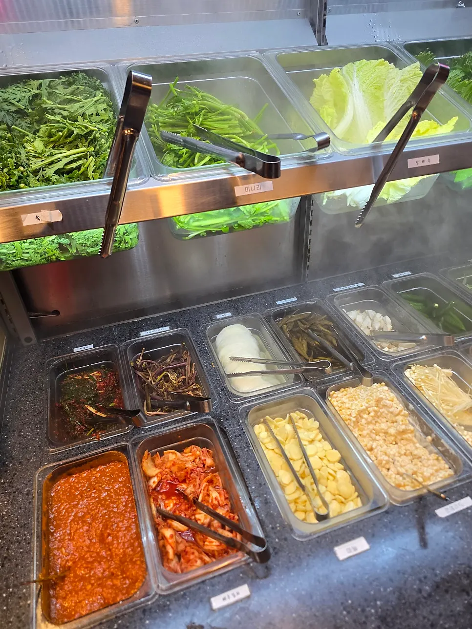 Self-serve vegetable bar at Daepae Market
