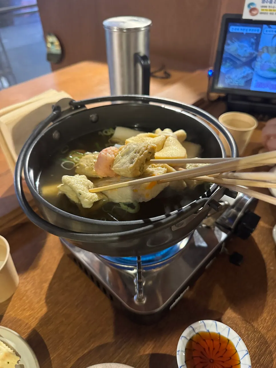 테이블 버너 위에서 끓는 부산수제오뎅 냄비