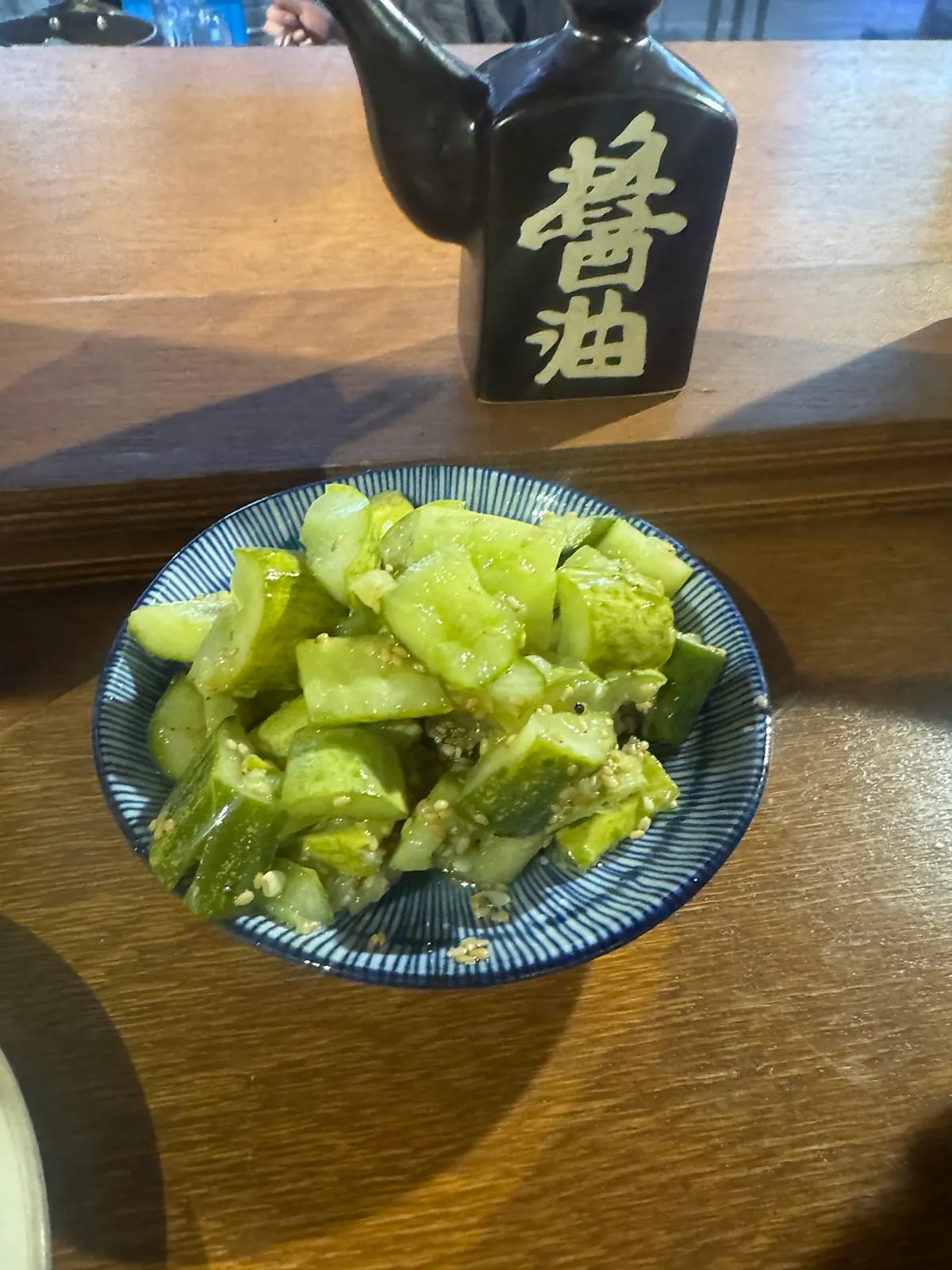 뜨거운 오뎅 국물과 꼬치 한 그릇