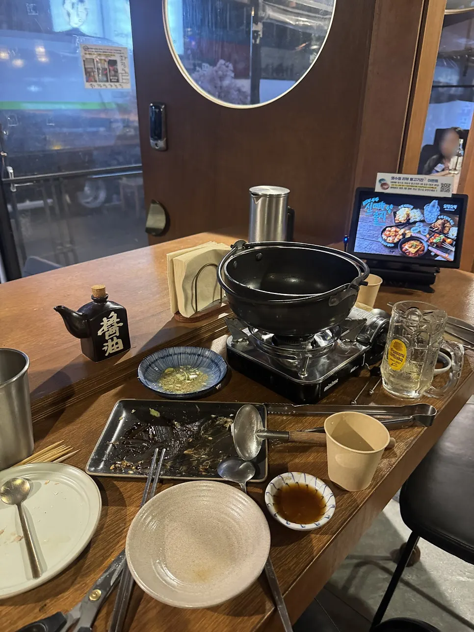 얼음 가득한 누룽지 하이볼과 버번 하이볼 두 잔