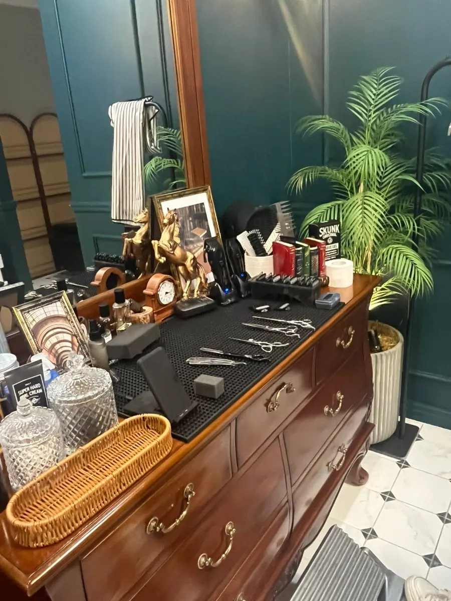 Gambar barbershop selepas sesi rundingan