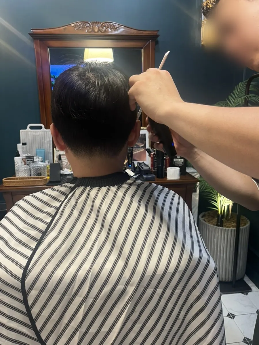 Gambar suasana barbershop selepas shampoo