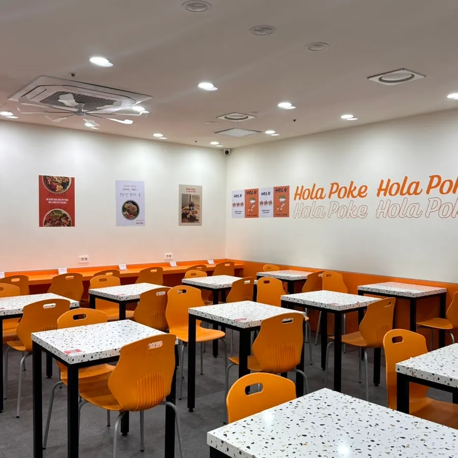 깔끔한 인테리어의 올라포케 강남점 매장