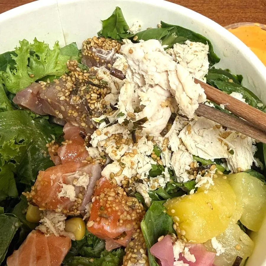 연어와 참치 토핑을 올린 커스텀포케