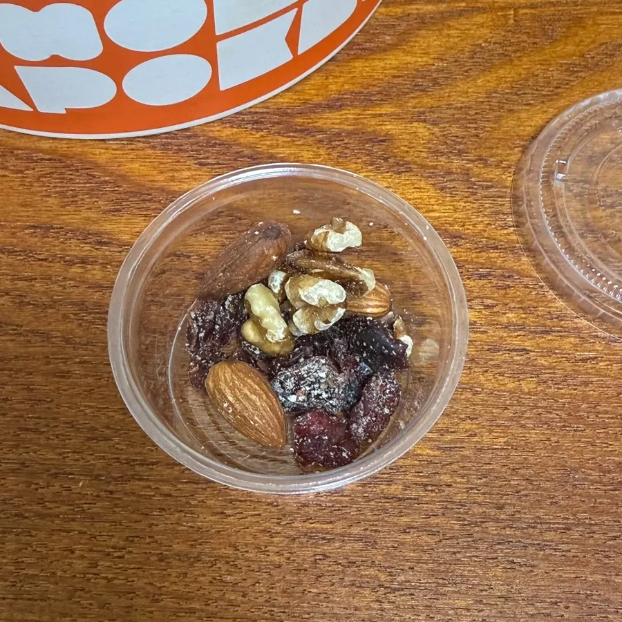 별도 통에 담아준 견과류