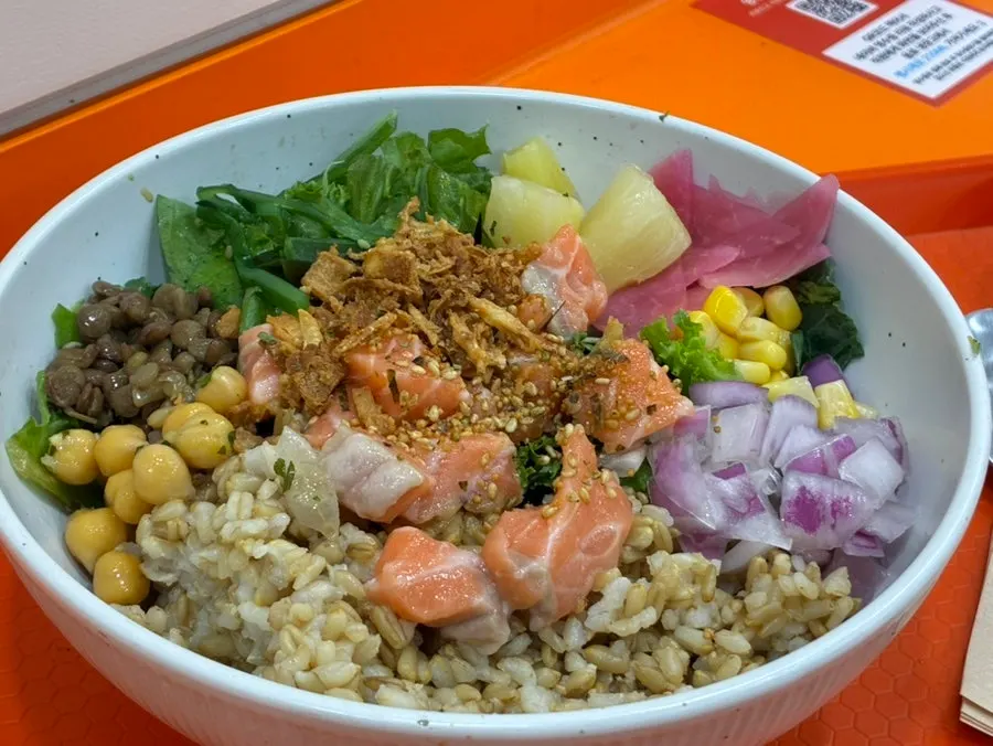 병아리콩과 옥수수, 적양파 토핑이 보이는 포케