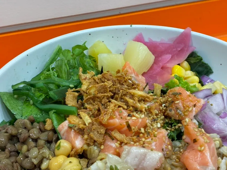 스리라차마요 소스를 뿌린 생연어포케