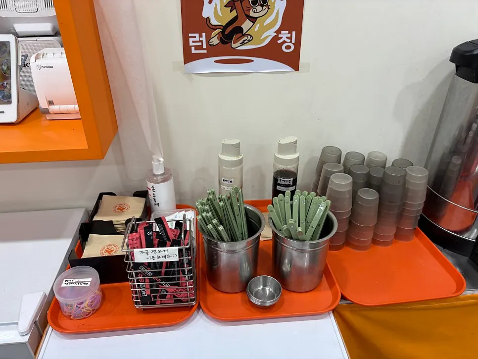 포크와 스푼, 휴지를 놓은 셀프서비스 코너