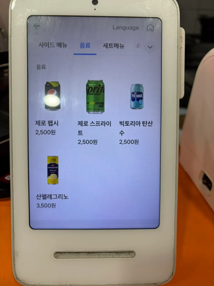 올라포케 강남점 매장 한쪽 공간