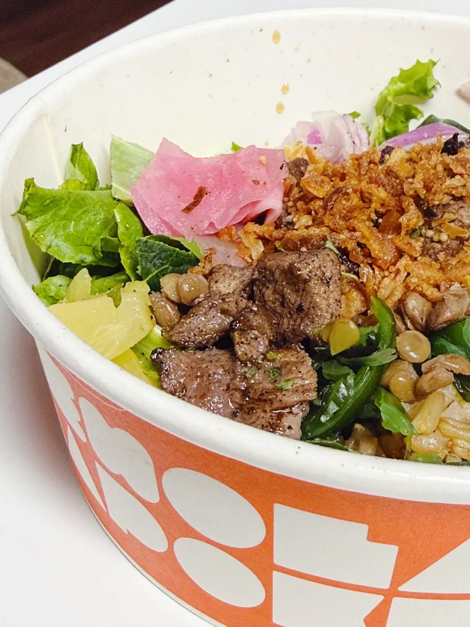 채소와 함께 섞은 스테이크 포케