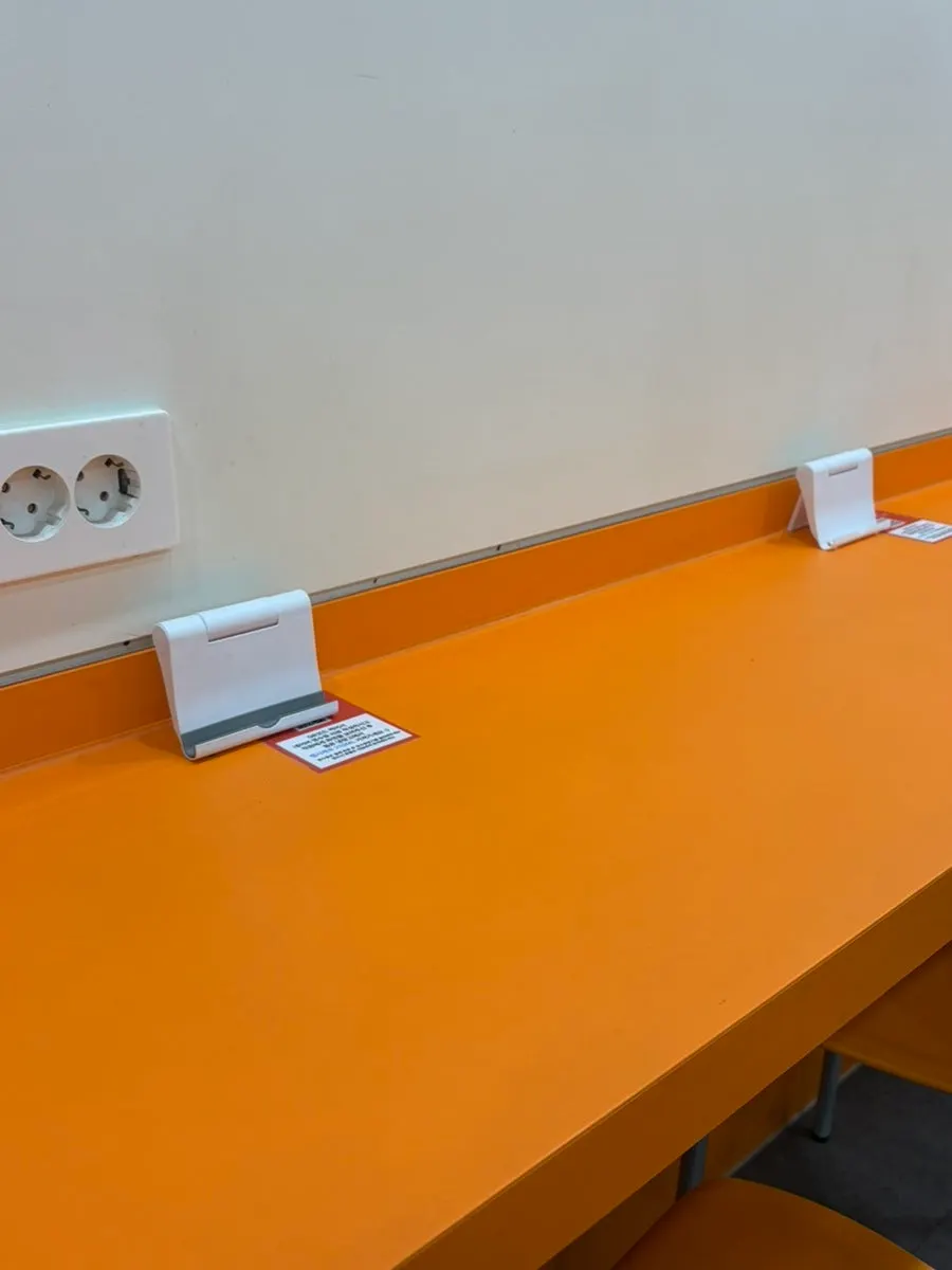 Straight bar-table style single seats