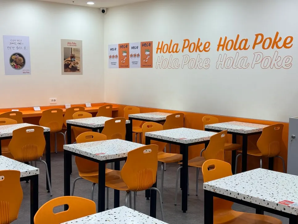 올라포케 강남점 내부 테이블 전경