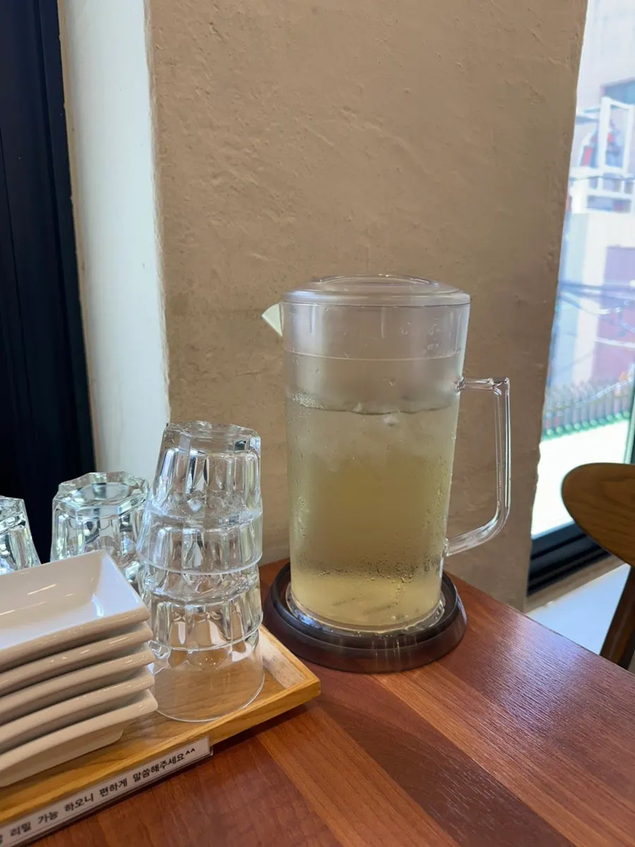 Table with a free-refill notice