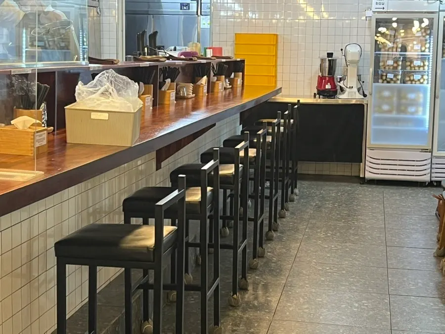 오레노라멘 강남점 내부 좌석
