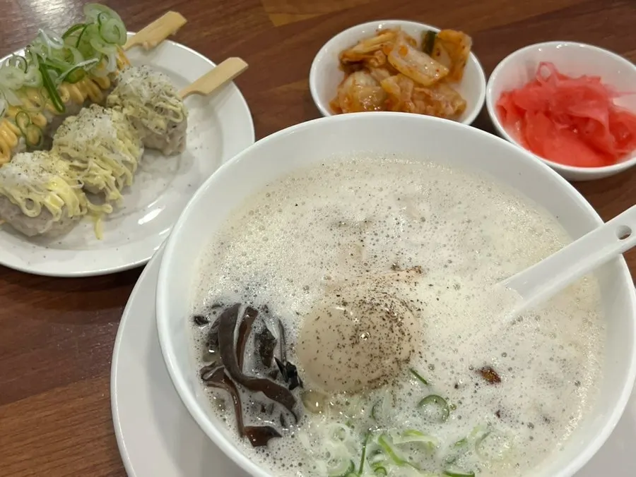 토리빠이탄과 모듬쯔꾸네 상차림