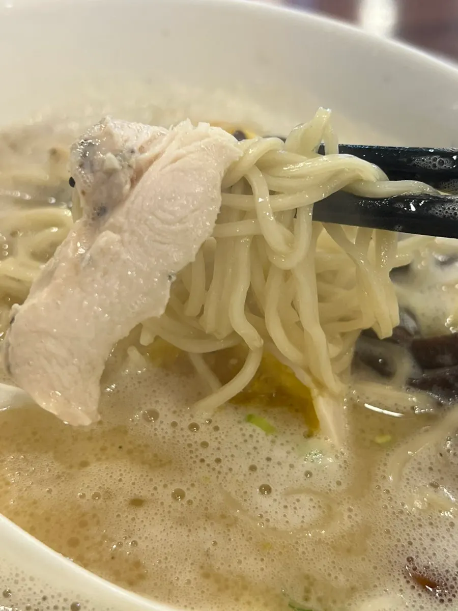 국물에 적신 쯔꾸네와 면