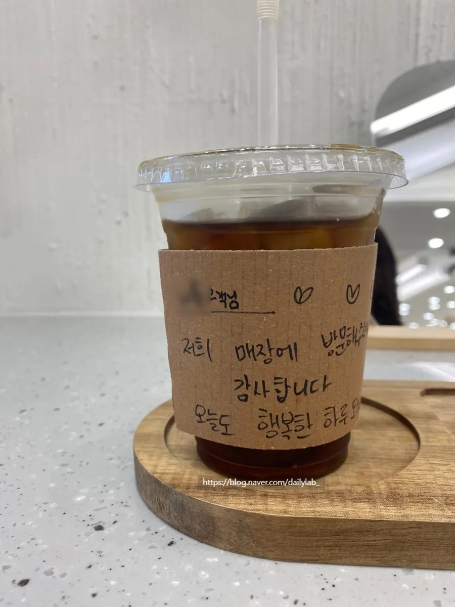 손글씨 메모와 함께 놓인 간단한 다과