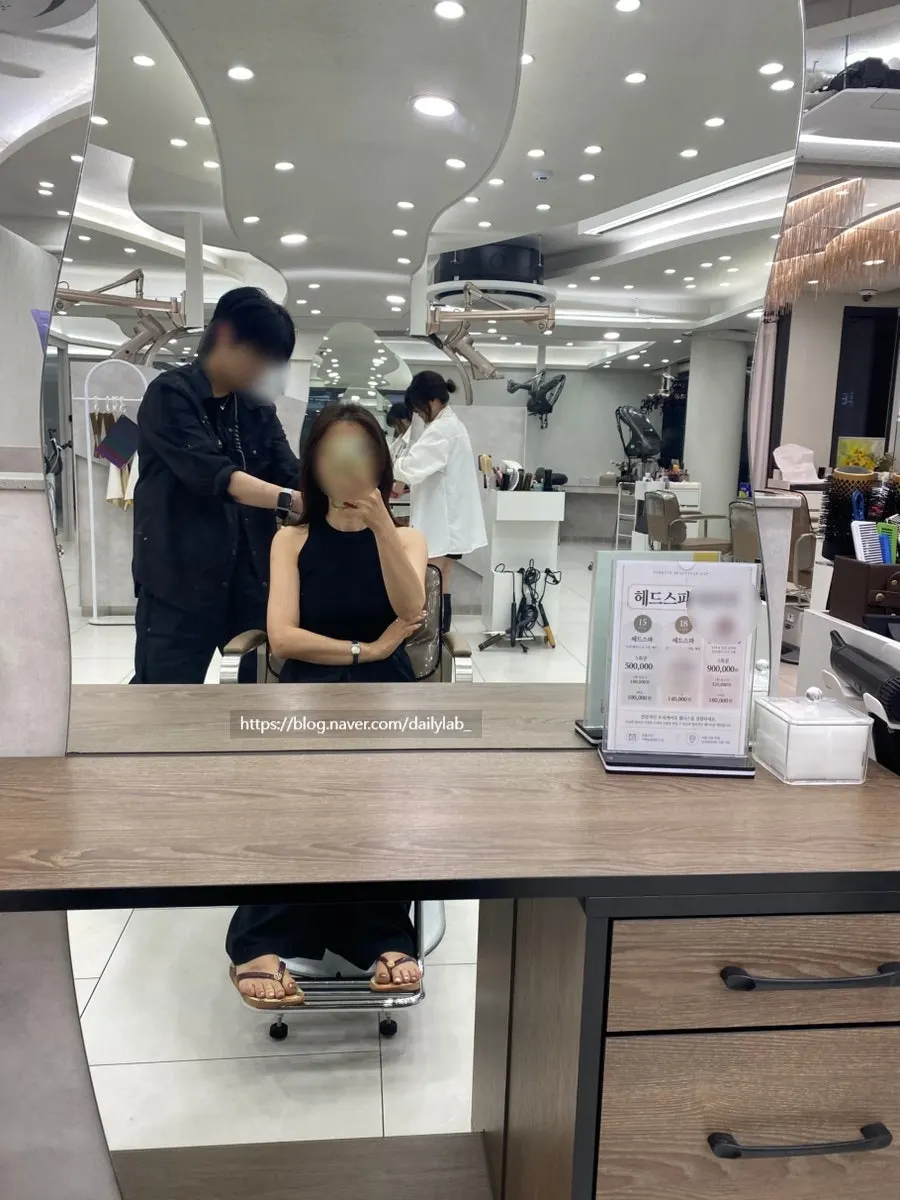 긴머리를 유지한 펌 마무리 후 옆모습