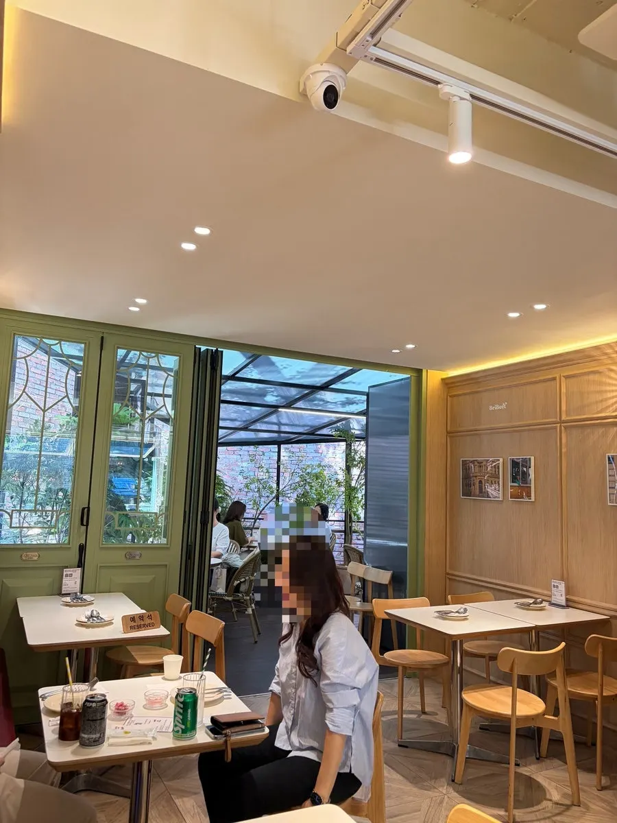 View around the Brivit Gangnam storefront entrance