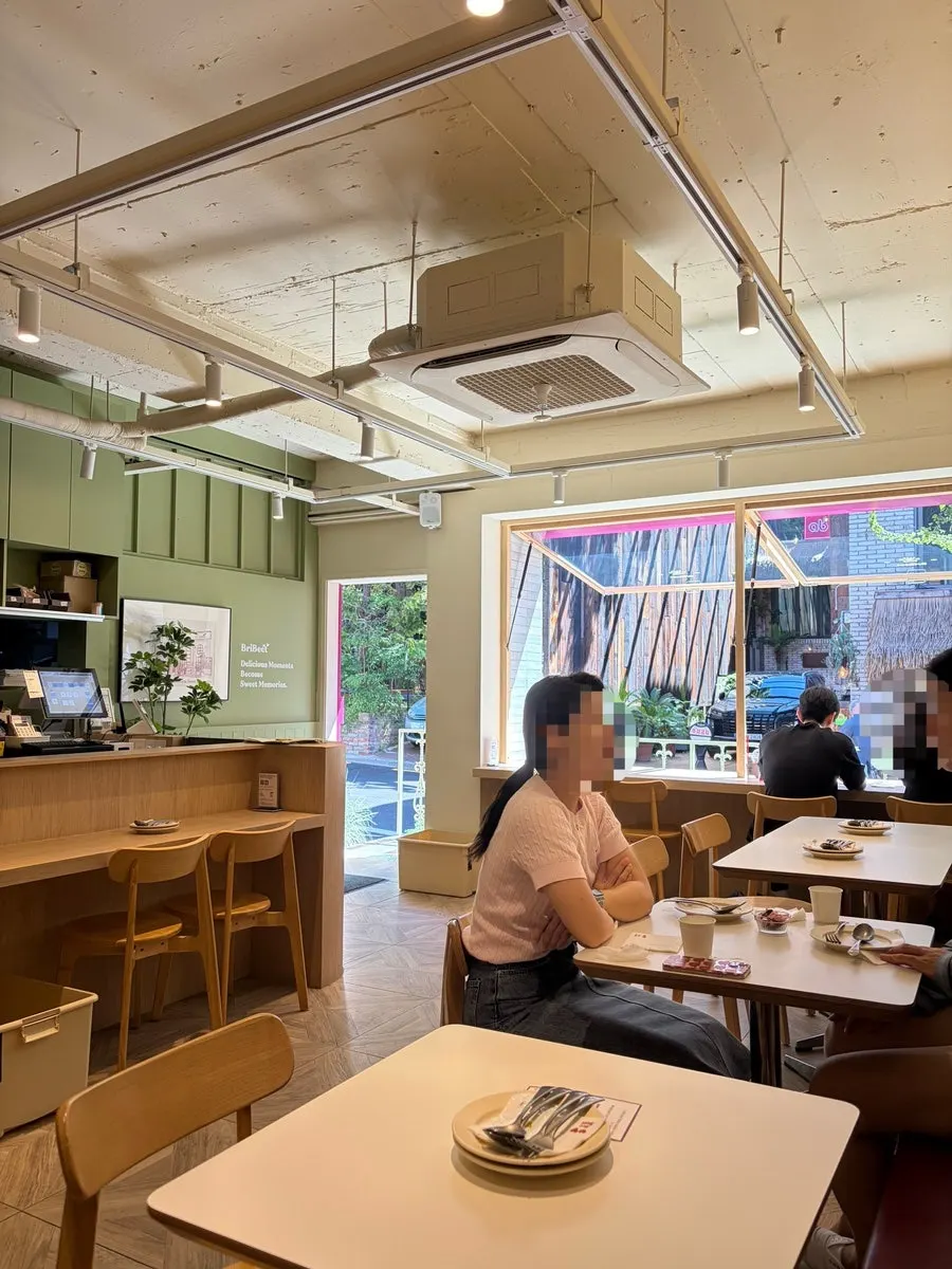 Reserved seating at Brivit Gangnam with a greenhouse atmosphere