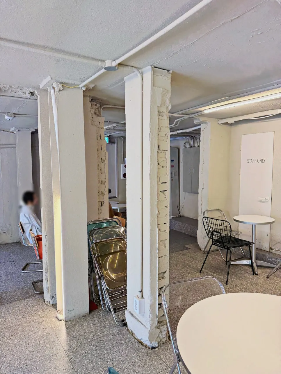 Connecting space between floors at Upper and Under