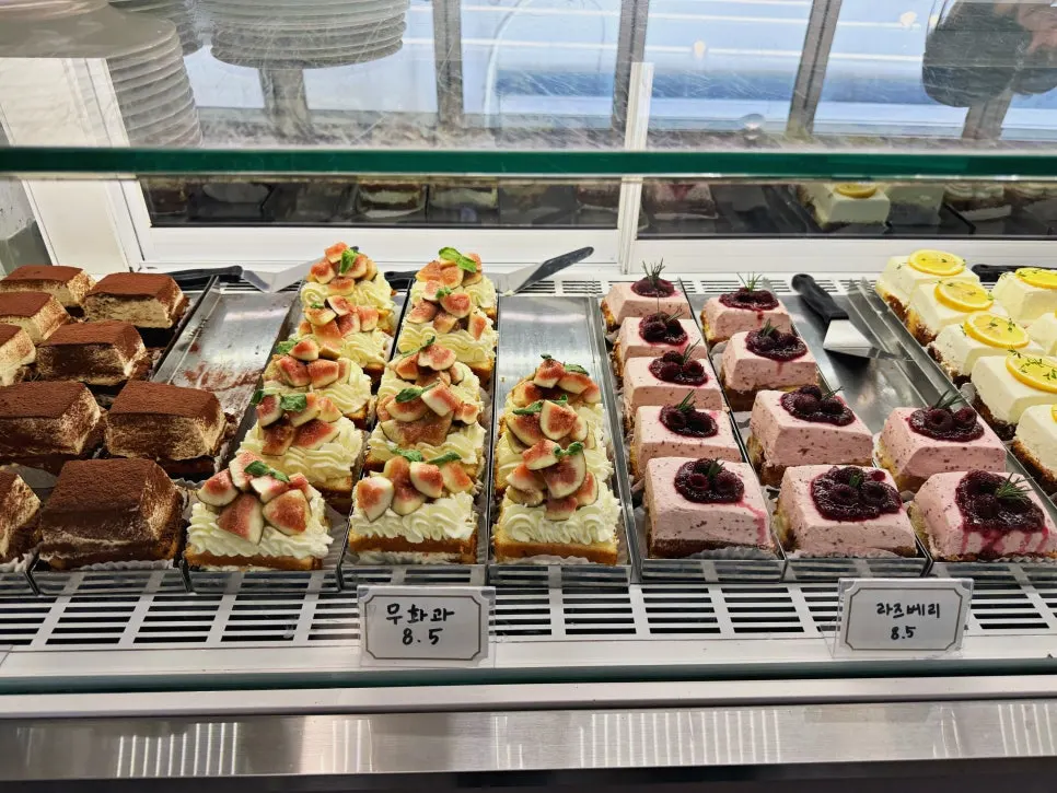 Bite-sized desserts and cake menu