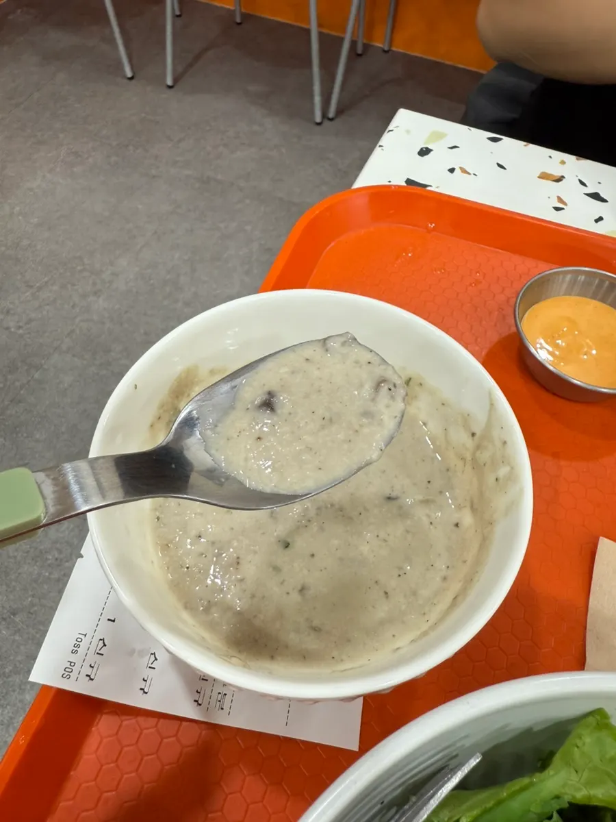 소스가 깔린 포케를 섞어 먹는 모습