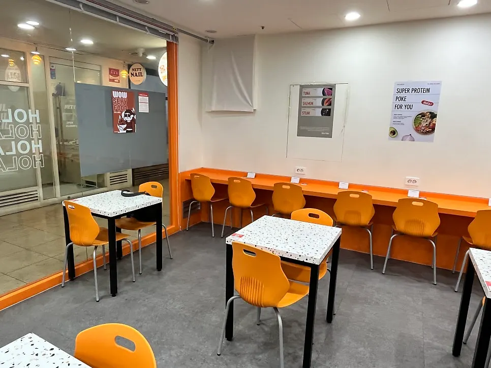 Poke restaurant seating comfortable for solo dining
