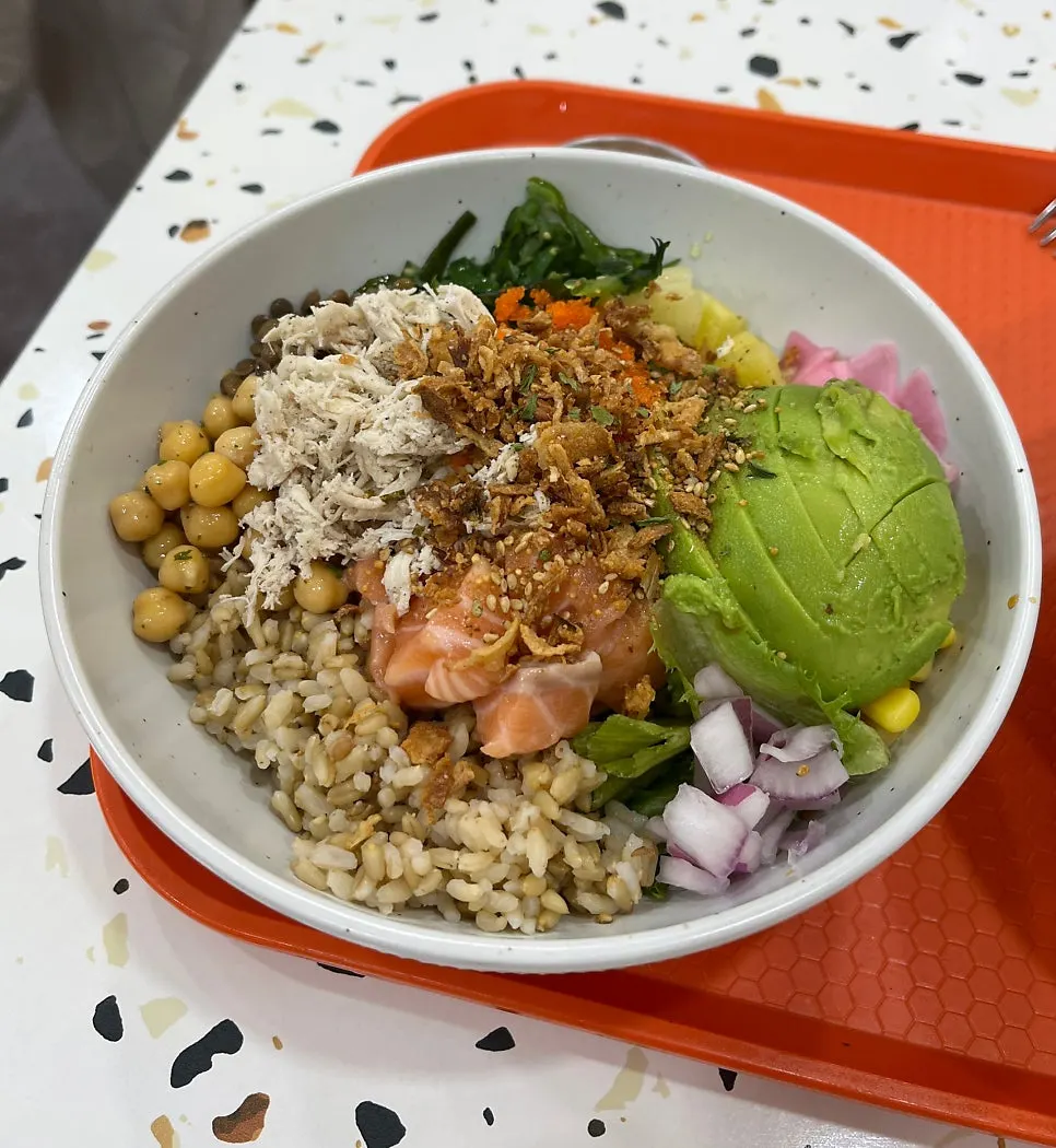 Poke bowl with brown rice and vegetables
