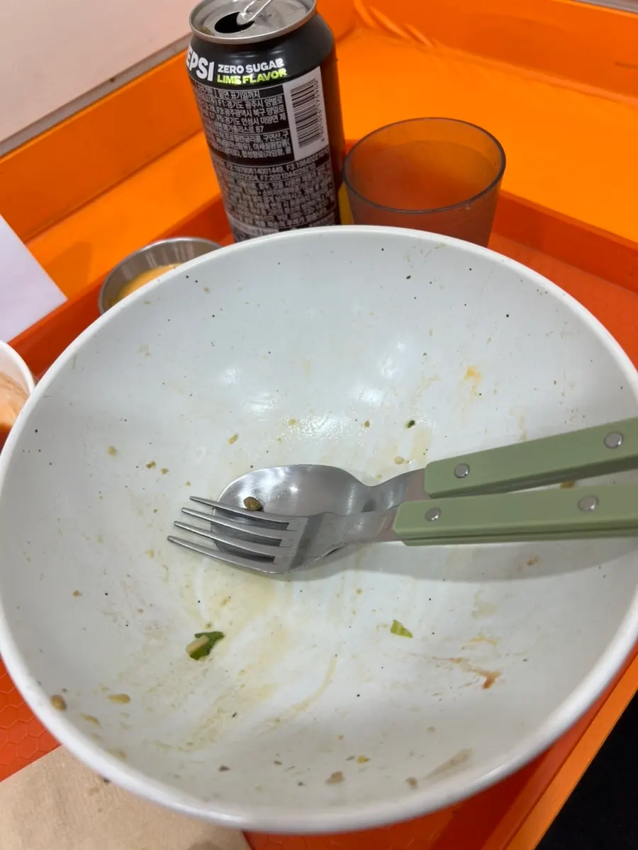 다 비운 연어포케 그릇