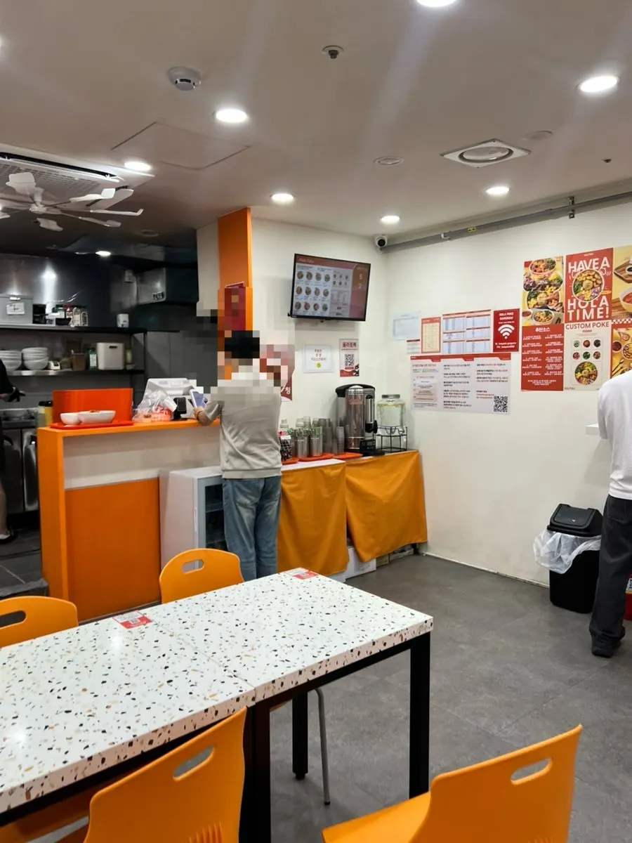 점심시간 손님이 찬 올라포케 강남점 내부