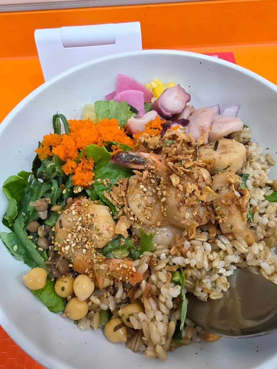 Half salad, half oat brown rice composition