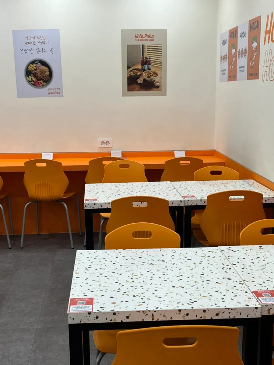 올라포케 강남점 깔끔한 내부 좌석